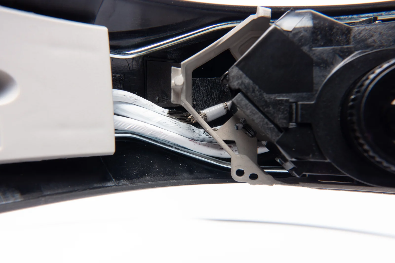 Cable contact beside the optical chassis.