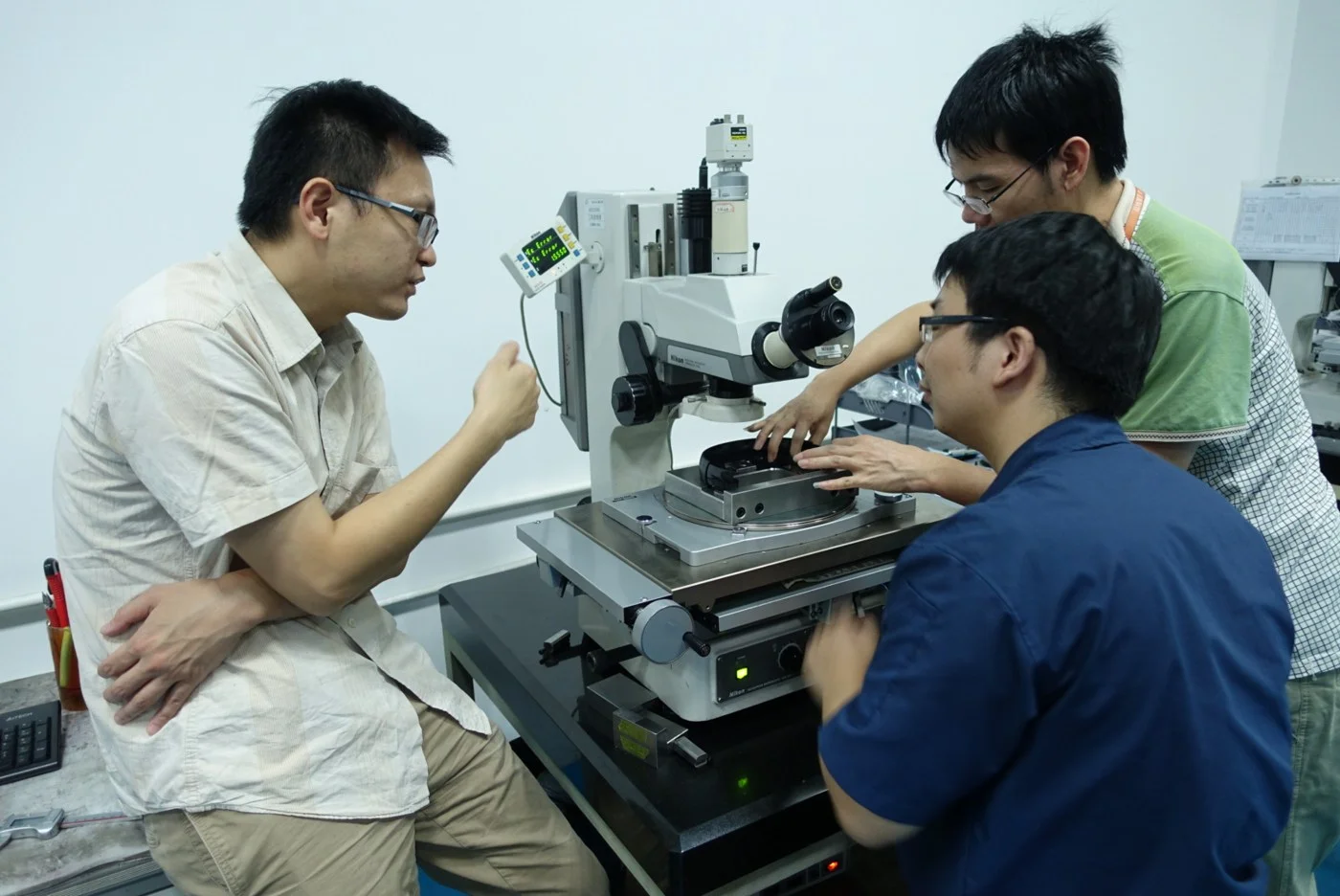 Billy Fung, then at Radius, at an optical measuring instrument during an Intretech visit.