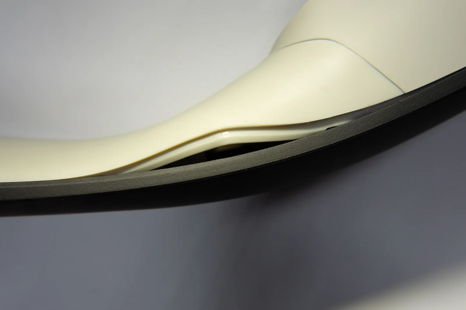 The pucker at the liner edge: adjoining parts separate along the curve.