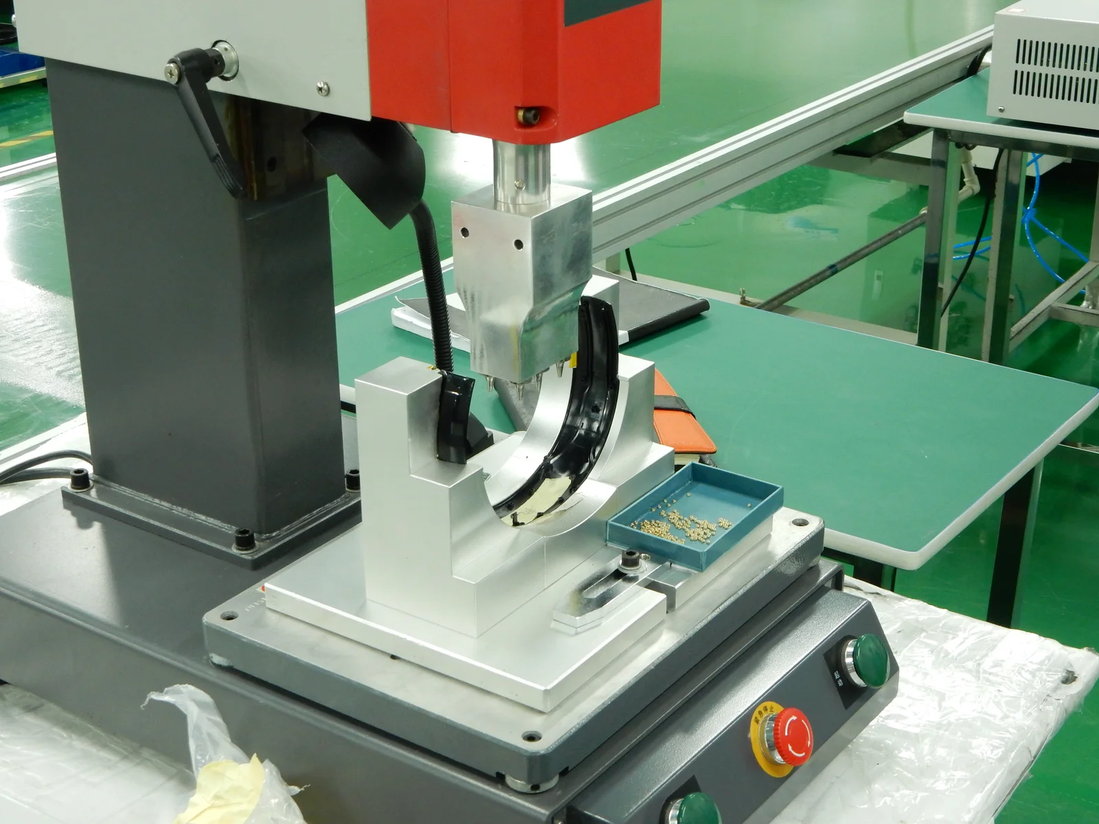 The machine head above the supported headband. The operation used three different setups, each requiring custom fixturing and supports.