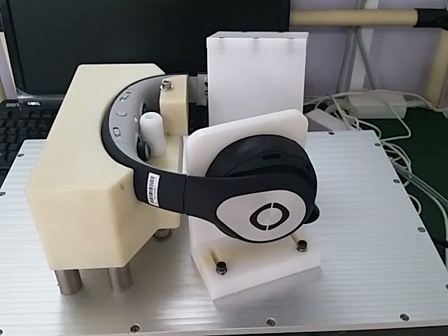 A lifecycle fixture supports Glyph while its earcup interfaces move.